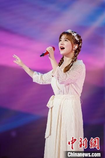 藏族女歌手阿兰:魅力源于努力 年龄不是界限
