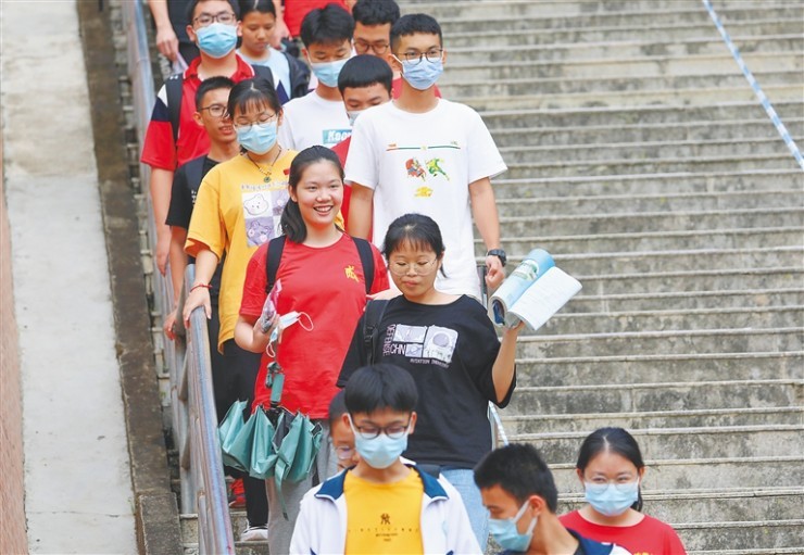 6月9日,在五指山中学考点,考生结束考试离开考场.