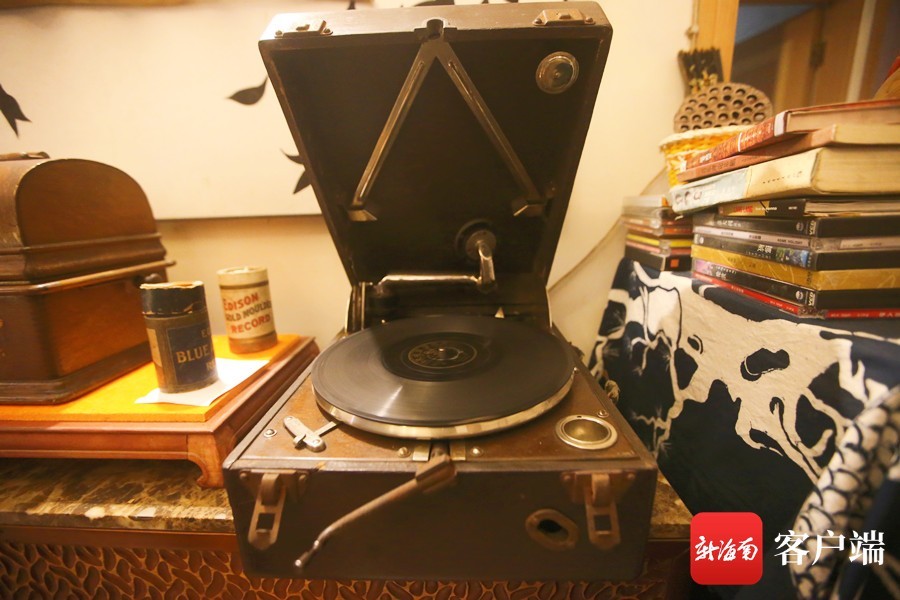 海南收藏家颜启胜在海口骑楼老街收藏的第一台手提式留声机.
