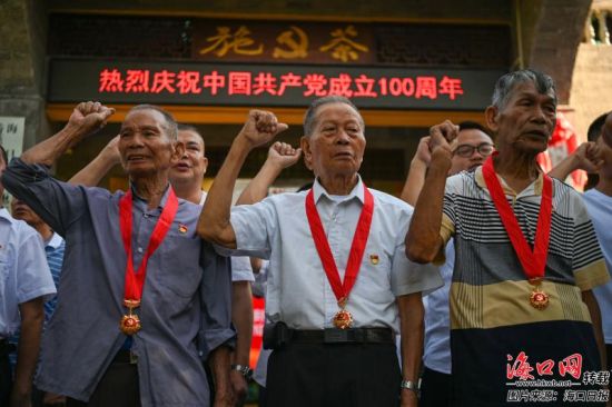 7月1日,为庆祝中国共产党成立100周年,施茶村开展主题党日活动.