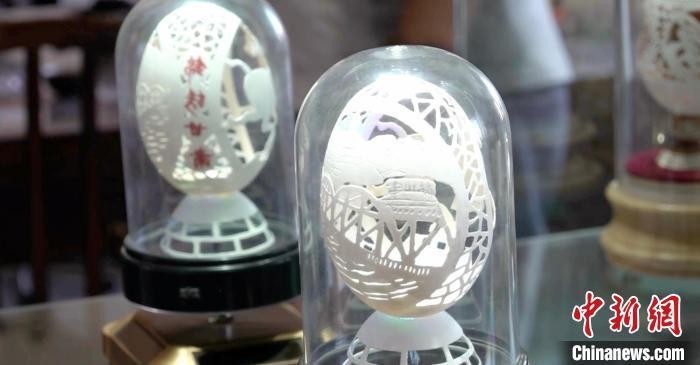 图为兰州蛋雕手艺人吴义泽作品《兰州中山桥》. 艾庆龙 摄