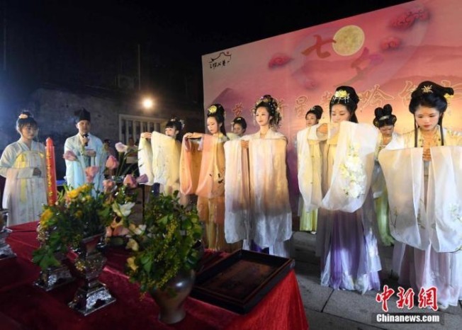 资料图:图为身着汉服的姑娘们展现了属于七夕最传统的节日文化内容