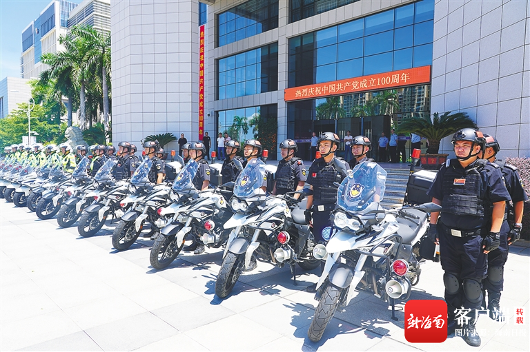 7月13日,儋州公安部门组建的首支铁骑队上街巡逻.