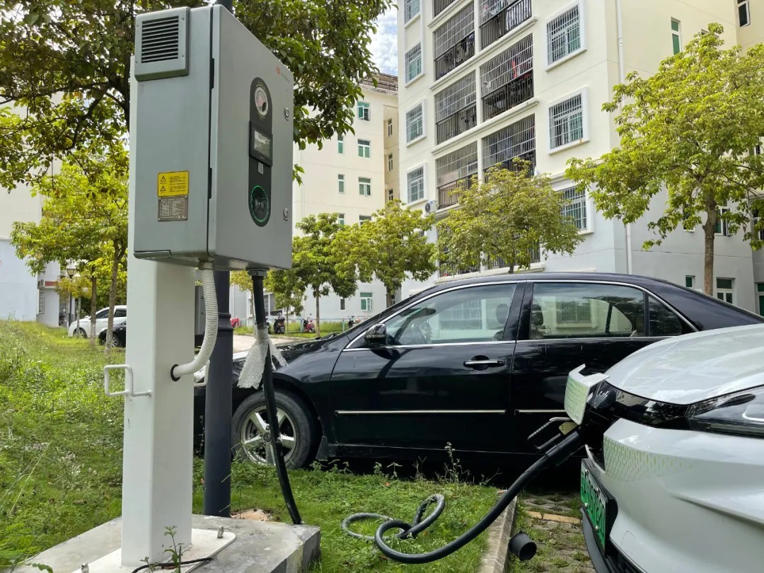 碧绿小区停车场内的充电桩