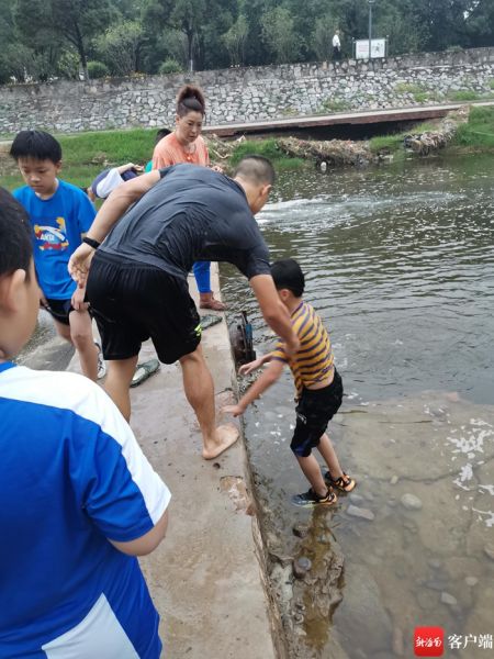 10岁男童河边玩耍不慎溺水 驻琼军官四次潜水施救