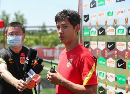 2020年5月12日,国足球员王燊超(右)接受媒体采访.新华社记者丁汀摄