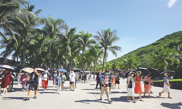 三亚旅游市场回暖 团队游客纷至
