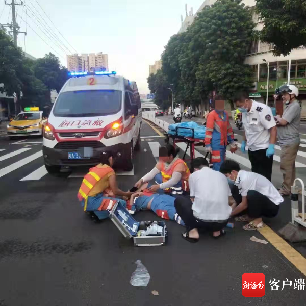 事故现场医护人员正在给伤者包扎.图片由网友提供