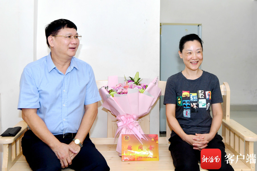 海南公安走访慰问公安烈士周少波遗属.通讯员 蒋升 摄