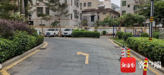 图为瑞园2期小区拐角区域没有凸镜且右侧紧靠道路设置娱乐区