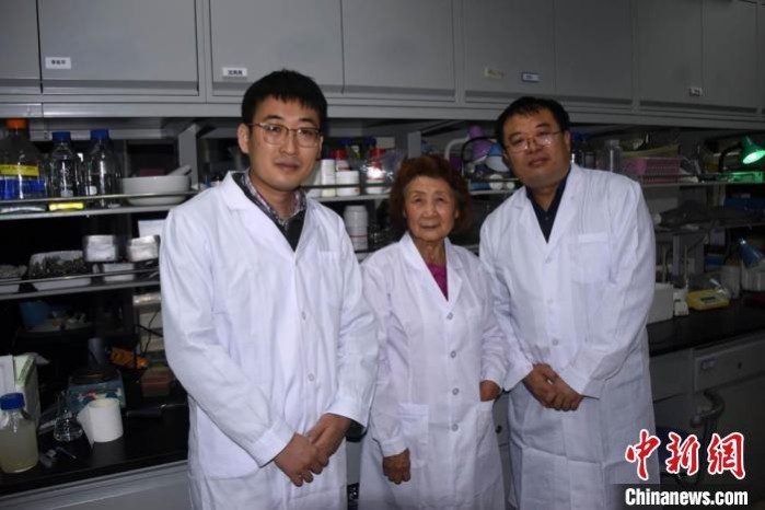 匡廷云院士(中)和韩广业(右),王文达研究员在实验室合影.