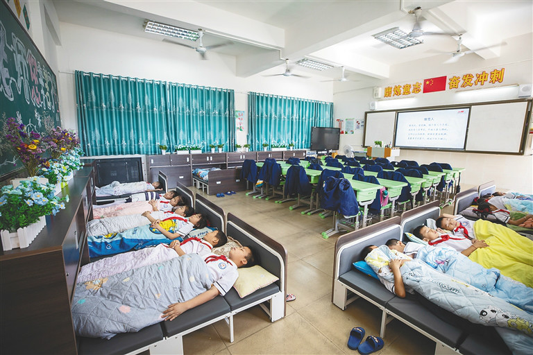 小学生午休有什么好处_小学生午休床_小学生午休有床吗