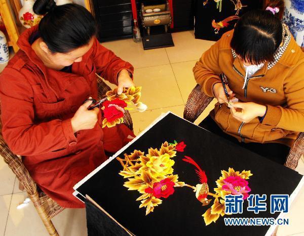 河南省安阳市内黄县马上乡大黄滩村村民在制作"麦秆画"