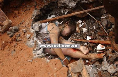 在灾难面前,母爱显得特别伟大 废墟下的人已经死亡