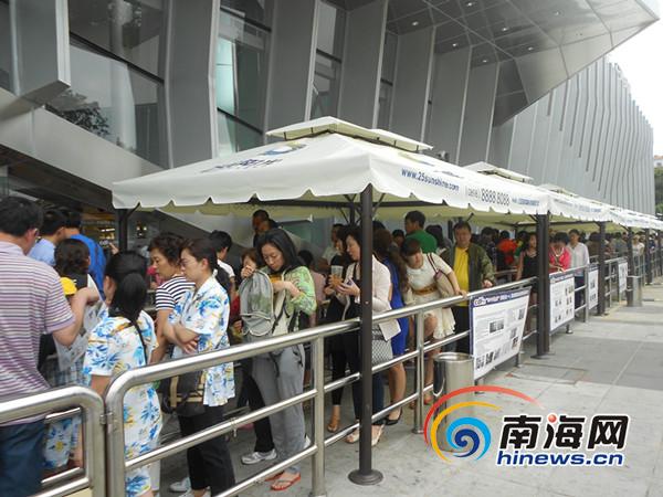 三亚免税店门口两侧的蛇形通道排队足足有200米(南海网见习记者