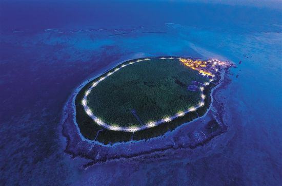 安装路灯后的迷人赵述岛. 记者 宋国强 摄