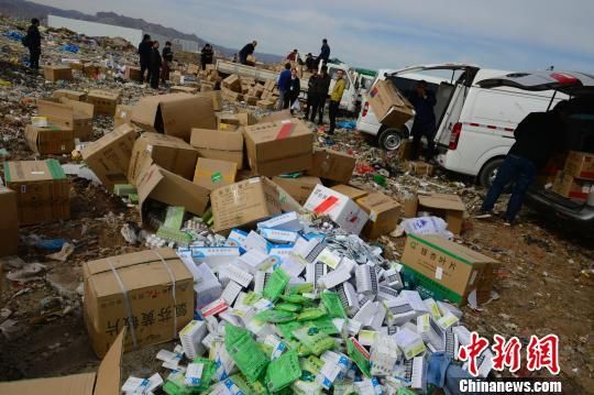 资料图:过期药品堆放在垃圾场,即将销毁. 刘文华 摄