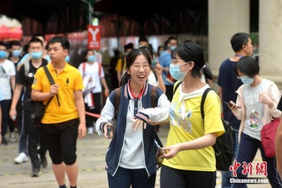 资料图：高考考生在考试结束后轻松走出考场。 中新社记者 吕明 摄