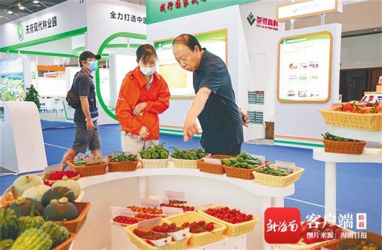 3月20日，2021中国种子大会暨南繁硅谷论坛在三亚开幕，与会嘉宾在展馆参观展示柜台。海南日报记者 武威 摄