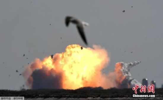 资料图：当地时间2月2日，美国太空探索技术公司(SpaceX)用于太空载人远航的“星舟”(Starship)原型火箭，进行最新一次10000米以上高空测试飞行，在触地前数秒发生爆炸，炸成火球。