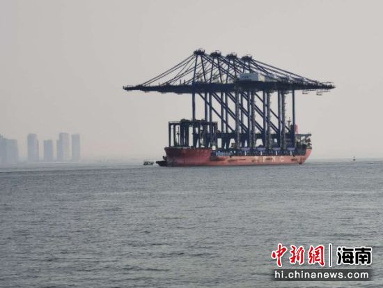 洋浦国际集装箱码头起步工程能力提升项目第二批设备到港。海南港航供图