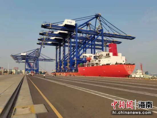 　洋浦国际集装箱码头起步工程能力提升项目第二批设备到港。海南港航供图