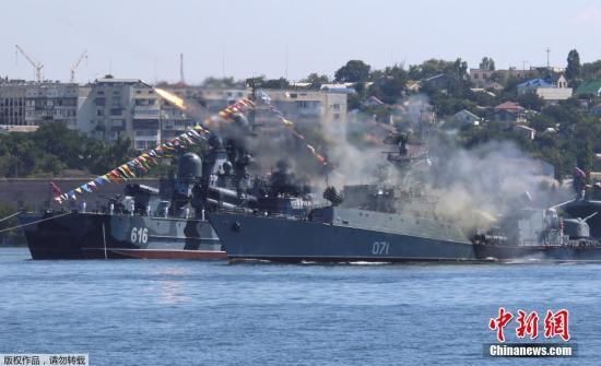 资料图：俄罗斯海军在黑海举行海军日阅兵彩排，多种军舰和武器集中亮相。