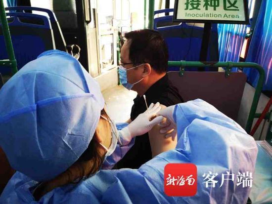 海口市妇幼保健院医生在移动接种车上给居民接种新冠疫苗。记者王洪旭摄