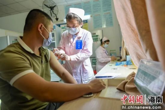 市民接种疫苗。骆云飞摄