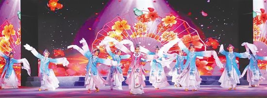 五月十八日晚，“活力新定安 琼韵醉古城”琼剧主题晚会在定安县定城镇拉开帷幕。本组图片均由本报记者 张茂 摄