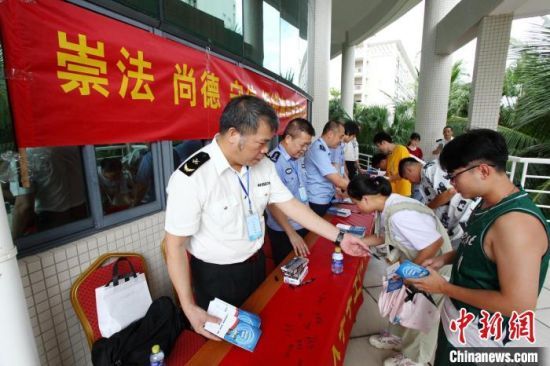 海口海关缉私局向在校师生普及离岛免税相关法律法规知识。　海口海关供图