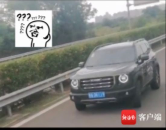 轿车在高速路上逆行被拍。（交警供图）