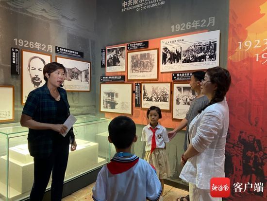 参观陵水苏维埃政府旧址。