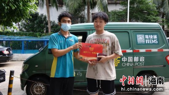 　海南高考录取通知书投递工作全面启动。海南邮政供图