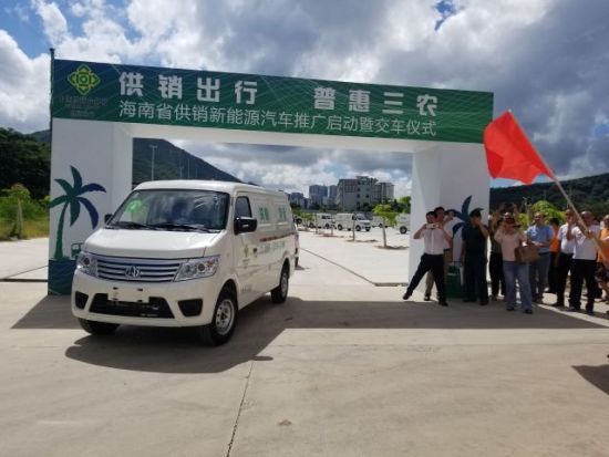 　三亚供销社投放50辆电动货车 记者王晓斌摄