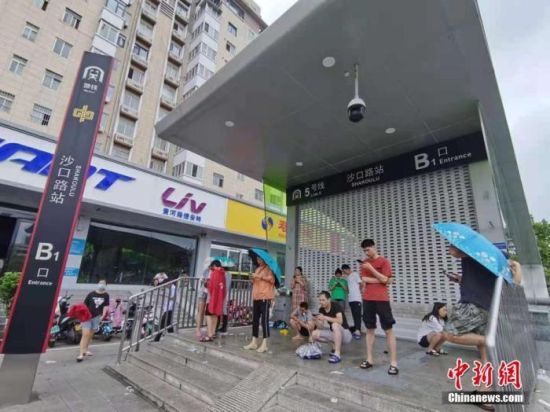 图为郑州地铁五号线沙口路站出站口。中新社记者 李贵刚 摄