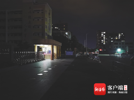 近日，由于路灯不亮，金南路上的省农垦二小校门口一片漆黑。海南日报记者 张期望 摄