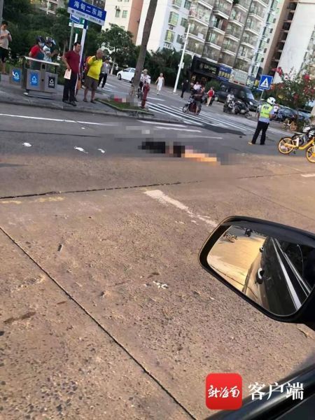 事故现场，2名女子被撞倒在路上。网友供图