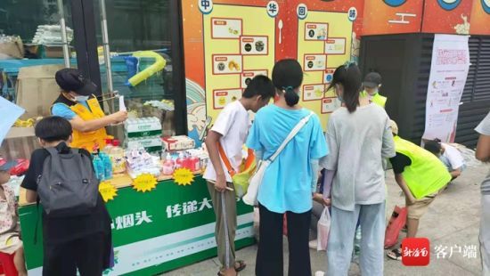 琼海开展“拾起小烟头，传递大文明”活动。记者 苏桂除摄