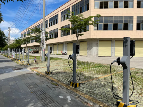 县公安局牙城分局旁停车场内的充电桩