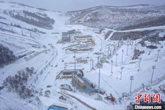     俯瞰雪中的云顶滑雪公园。　束文　摄