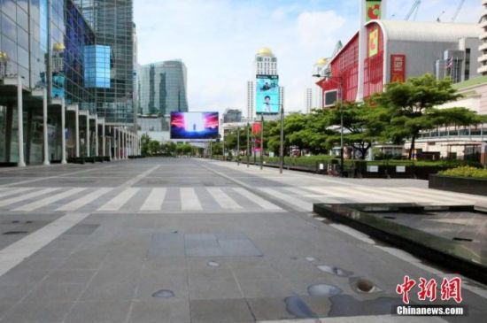 资料图：疫情下，泰国曼谷，空荡的尚泰世界购物中心广场。 中新社记者 王国安 摄