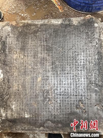 图为出土的墓志铭石碑。　孙媛媛　摄