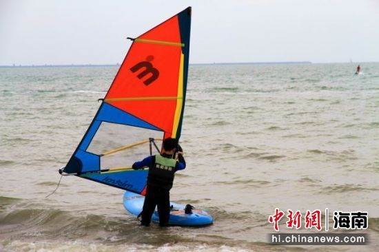 民众体验水上运动项目。符宇群 摄