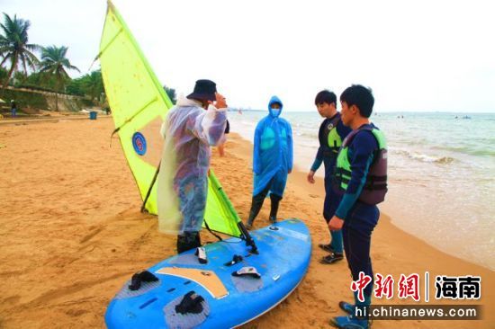 民众体验水上运动项目。符宇群 摄