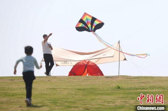 扎好帐篷，放飞风筝，南京市民悠闲过假期。（资料图）　泱波　摄