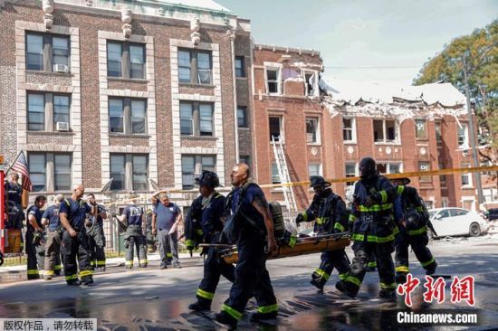 当地时间2022年9月20日，美国芝加哥，一栋大楼爆炸造成人员受伤，砖块和碎片散落一地，急救人员在现场工作。