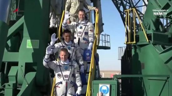 当地时间21日，俄罗斯的谢尔盖・普罗科皮耶夫和德米特里・佩捷林，以及来自美国的弗朗西斯科・鲁比奥等3名宇航员正登上俄罗斯“联盟MS-22”飞船。图片来源：NASA视频截图