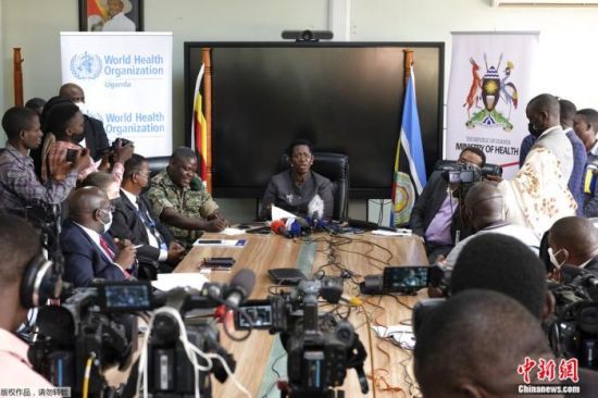 当地时间2022年9月20日，在乌干达坎帕拉举行的新闻发布会上，乌干达卫生部常务秘书戴安娜・阿特温(中)证实该国出现埃博拉病例。