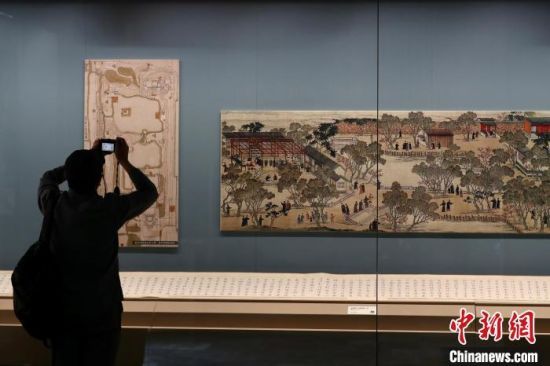 图为游客在颐和园博物馆参观“园说Ⅳ――这片山水这片园”。　中新社 易海菲 摄